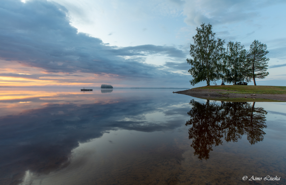 "Auringonlaskun aikaan järvenselkä muuttuu eläväksi kankaaksi, jossa kulta ja purppura sekoittuvat toisiinsa."