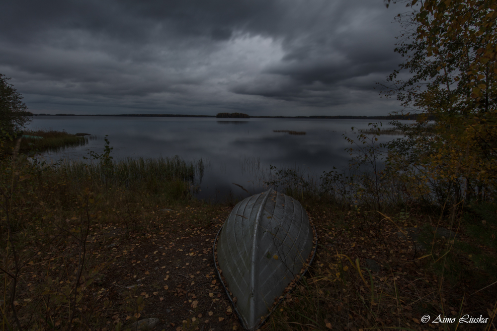 Iltaisin, kun järvi hiljenee
