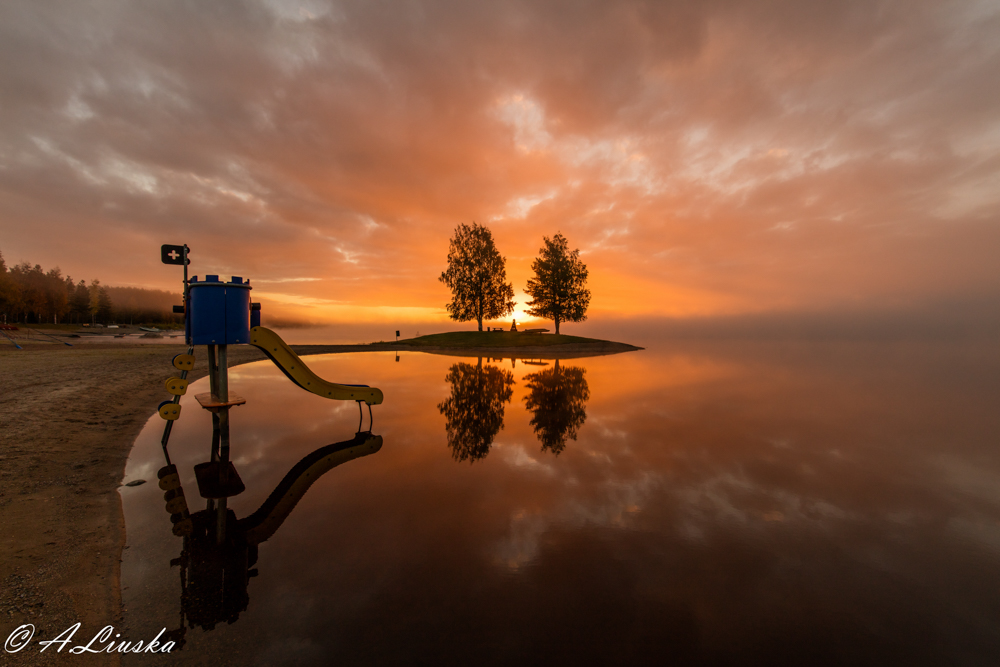 Syksy maalaa järven rannat lämpimillä väreillä