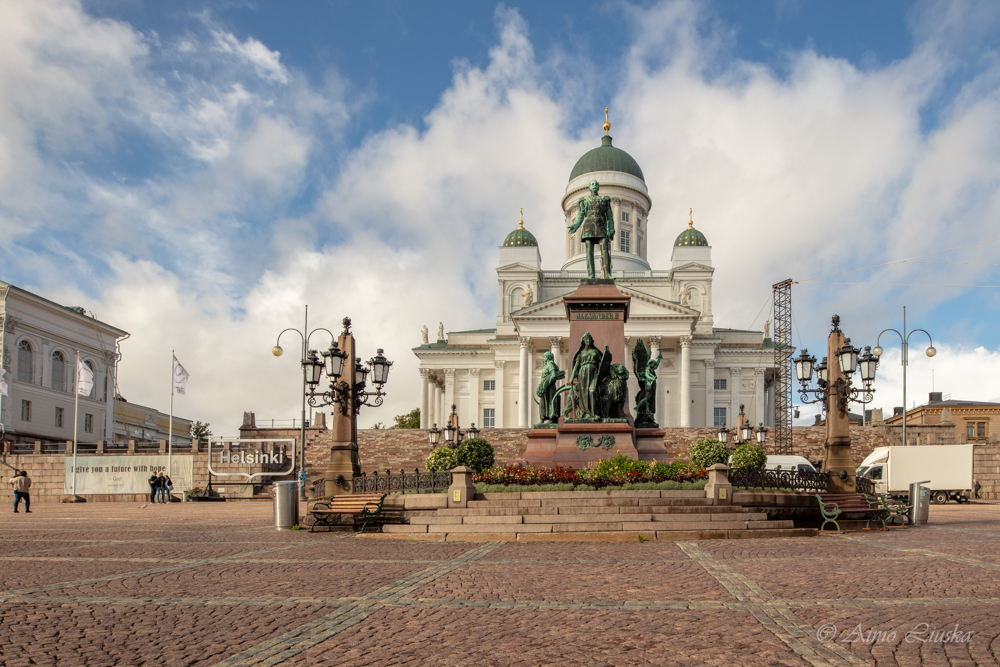 Tämä rakennus on Helsingin tuomiokirkko (entiseltä nimeltään Nikolainkirkko ja Suurkirkko).