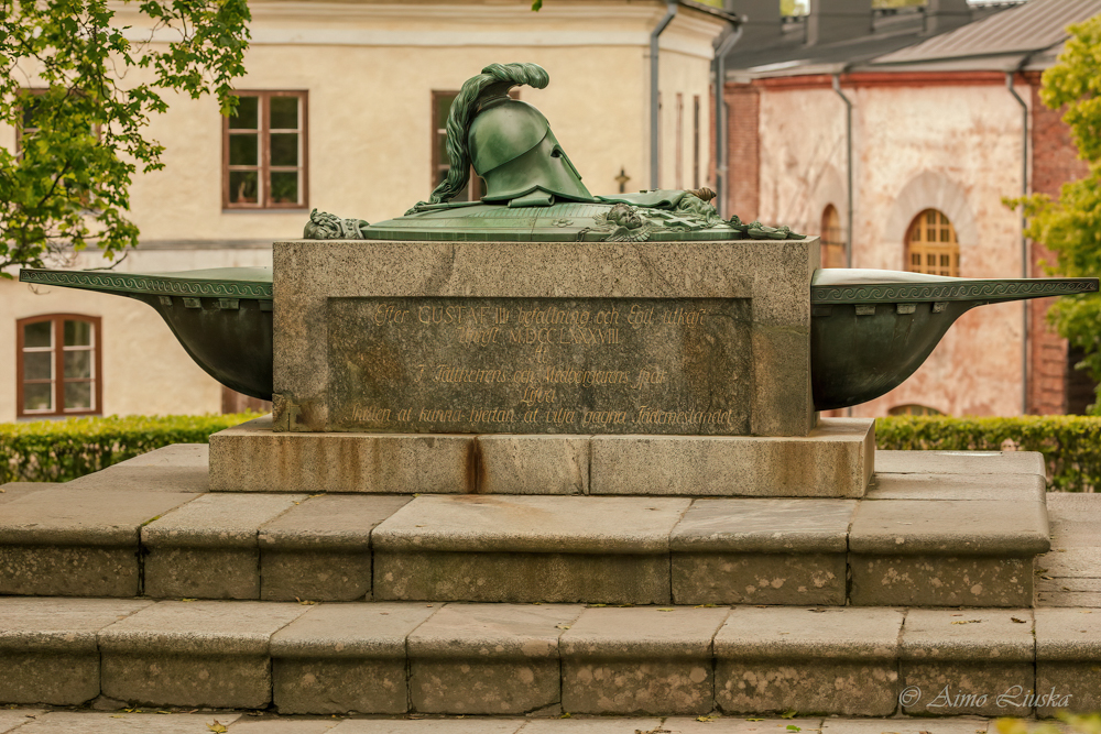 Tämä on Augustin Ehrensvärdin (1710–1772) hauta ja muistomerkki.
